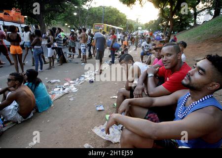 salvador, bahia / brésil - 10 février 2016: On voit des gens attendre les transports en commun à un arrêt de bus sur l'Avenida Centenário après le carnaval en S. Banque D'Images