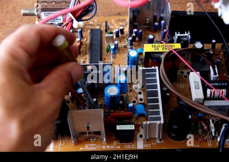 salvador, bahia / brésil - 17 octobre 2014: Technicien vérifiant la carte électronique de télévision dans la ville de Salvador. *** Légende locale *** . Banque D'Images