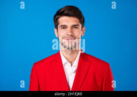 Photo de jeune homme d'affaires beau sourire positif heureux confiant isolé sur fond bleu de couleur Banque D'Images