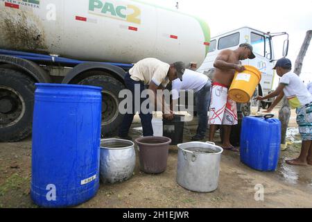 santa barbara, bahia / brésil - 19 mai 2014: Les gens de la communauté Boquerao dans la campagne de Santa Barbara collectent l'eau transportée par camion-citerne Banque D'Images