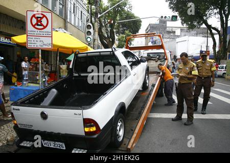 salvador, bahia / brésil - 15 novembre 2016 : les agents de la circulation de la ville de Salvador procèdent à l'arrestation d'un véhicule stationnaire dans un endroit interdit sur l'Avenida S. Banque D'Images