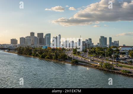 Miami, FL, United States - 20 Avril 2019 : Miami cityscape et vue de MacArthur Causeway à Biscayne Bay à Miami, Floride, États-Unis d'Amérique Banque D'Images