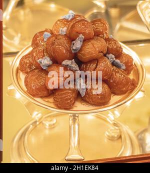 dessert aux glaces de marron servi sur une assiette de cristal Banque D'Images