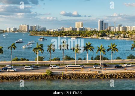 Miami, FL, United States - 20 Avril 2019 : MacArthur Causeway à Biscayne Bay à Miami, Floride, USA. Le MacArthur Causeway est un colossal six voies en Banque D'Images