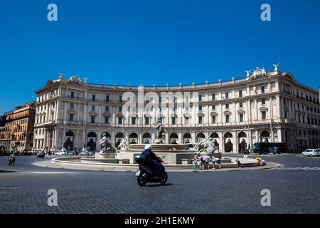 ROME, ITALIE - Avril 2018 : La Fontaine des Naïades et la place de la République à Rome Banque D'Images