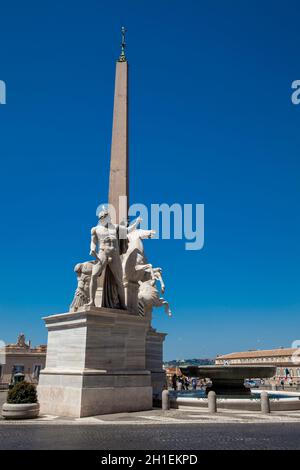 ROME, ITALIE - AVRIL 2018 : Fontaine du Dioscuri située sur la place Quirinale à Rome Banque D'Images