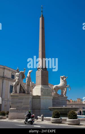 ROME, ITALIE - AVRIL 2018 : Fontaine du Dioscuri située sur la place Quirinale à Rome Banque D'Images