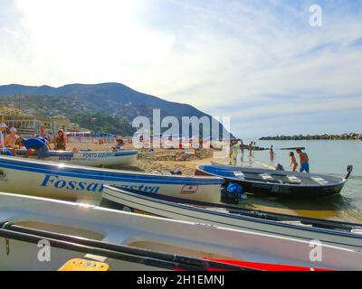 Moneglia, Italie - 15 septembre 2019 : la côte de Moneglia avec le village sur la plage de sable, en Ligurie Banque D'Images