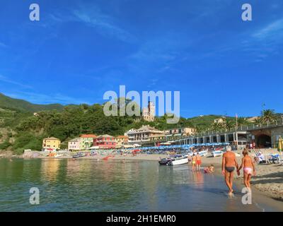 Moneglia, Italie - 15 septembre 2019 : la côte de Moneglia avec le village sur la plage de sable, en Ligurie Banque D'Images