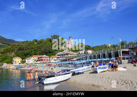 Moneglia, Italie - 15 septembre 2019 : Les gens de Moneglia village sur la plage de sable, en Ligurie Banque D'Images