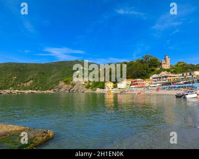 Moneglia, Italie - 15 septembre 2019 : la côte de Moneglia avec le village sur la plage de sable, en Ligurie Banque D'Images