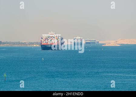 Suez, Egypte - Novembre 5, 2017 : grand porte-conteneurs (navire) en passant le Canal de Suez dans la brume de sable en Egypte. Banque D'Images