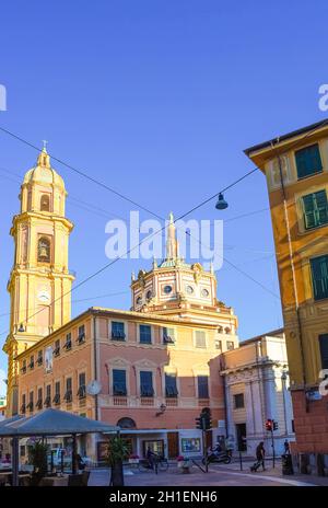 Rapallo, Italie - 17 septembre 2019 : clocher de la basilique de San Gervasio e Protasio à Rapallo, Italie Banque D'Images
