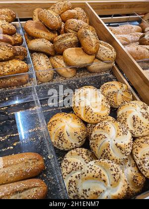 Petits pains ronds fraîchement cuits ou petits pains Kaiser.Variété de différents types de baguettes et de petits pains dans une boulangerie ou une épicerie Banque D'Images