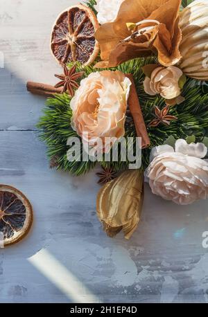 composition parfumée de vacances d'hiver avec étoile à la cannelle anice tranches d'orange séchées et fleurs artificielles en fleurs Banque D'Images