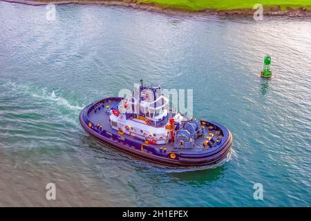 Canal de Panama, Panama - 7 décembre 2019 : la patrouille remorqueur panaméen guidant les navires à travers les écluses. Banque D'Images