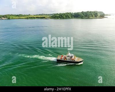 La patrouille remorqueur panaméenne guide les navires à travers les écluses du lac Gatun. Banque D'Images