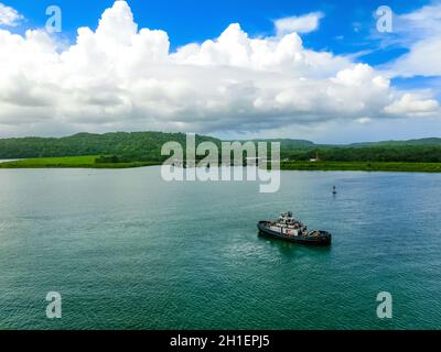 Lac de Gatun près du canal de Panama - transit de gros navires avec des cargaisons et des bateaux de croisière Banque D'Images