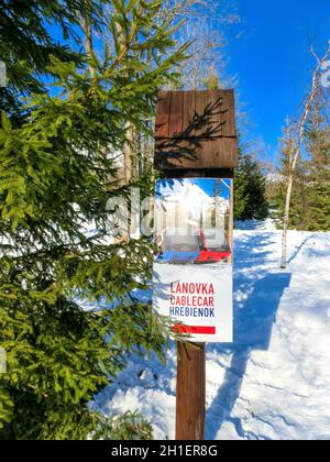 Stary Smokovec, Slovaquie - 01 janvier 2020 : chemin de fer funiculaire dans les montagnes de High Tatras en république slovaque. Le téléphérique mène de Stary Smokovec t Banque D'Images