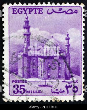 ÉGYPTE - VERS 1955 : un timbre imprimé en Égypte montre la mosquée du sultan Hassan, vers 1955 Banque D'Images
