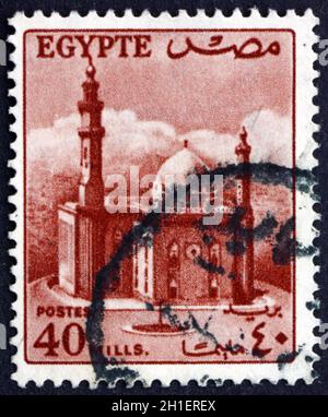 ÉGYPTE - VERS 1953 : un timbre imprimé en Égypte montre la mosquée du sultan Hassan, vers 1953 Banque D'Images