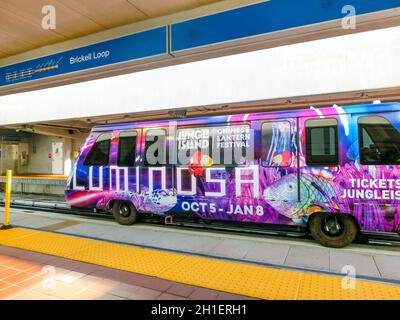 Miami, États-Unis - 30 novembre 2019 : SkyTrain Mover wagon en journée au centre-ville de Miami. Banque D'Images
