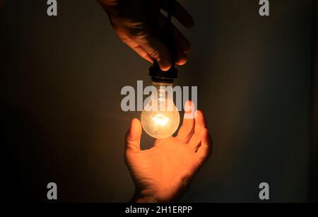 salvador, bahia / brésil - 17 mai 2020 : lampe à incandescence à main levée allumée en résidence dans la ville de Salvador. *** Légende locale *** Banque D'Images