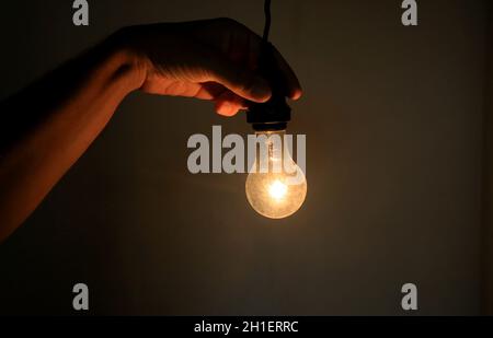 salvador, bahia / brésil - 17 mai 2020 : lampe à incandescence à main levée allumée en résidence dans la ville de Salvador. *** Légende locale *** Banque D'Images