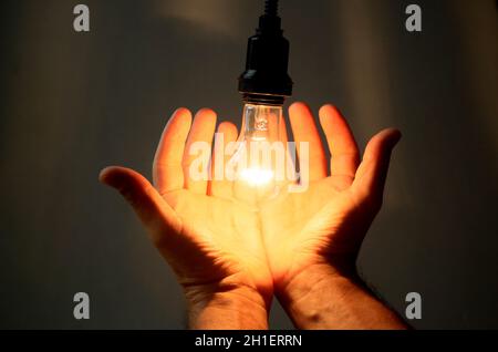salvador, bahia / brésil - 17 mai 2020 : lampe à incandescence à main levée allumée en résidence dans la ville de Salvador. *** Légende locale *** Banque D'Images