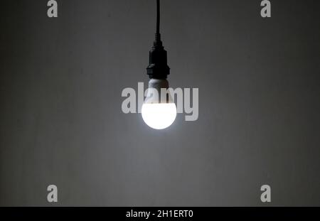 salvador, bahia / brésil - 17 mai 2020: Lampe LED allumée dans la résidence dans la ville de Salvador. *** Légende locale *** Banque D'Images