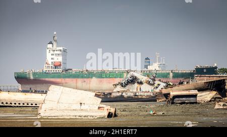 Chittagong, Bangladesh, 23 décembre 2017 : de vieux navires sont démantelés dans les chantiers de démolition de navires à Chittagong, Bangladesh Banque D'Images