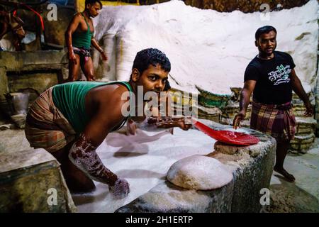 Chittagong, Bangladesh, 22 décembre 2017 : travail acharné dans une usine de sel de Chittagong, Bangladesh Banque D'Images