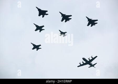 Un F-15SG et un F-16C/D de l'Armée de l'Air de la République de Singapour,Deux F/A-18F de la Royal Australian Air Force et deux SU-30MKM de la Royal Malaysian Air Force vole dans une formation à voilure fixe avec un P-3K2 de la Royal New Zealand Air Force pendant les cinq Power Defense arrangements (FPDA) 50ème anniversaire flypast et navire naval exposé sur les eauxOutre Marina South, les cinq pays membres de la FPDA (l'Australie, la Malaisie, la Nouvelle-Zélande, Singapour et le Royaume-Uni) commémoreront cette année le 50e anniversaire de la FPDA, avec un typast et un nava Banque D'Images