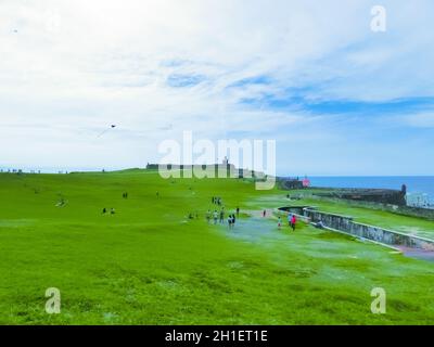 San Juan, Porto Rico - 08 mai 2016 : les gens se reposant près du fort San Cristobal à San Juan, Porto Rico sur l'herbe verte Banque D'Images