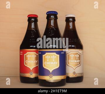 CHIMAY, BELGIQUE - VERS AVRIL 2020: Chimay bleu rouge et blanc bouteilles de bière Banque D'Images