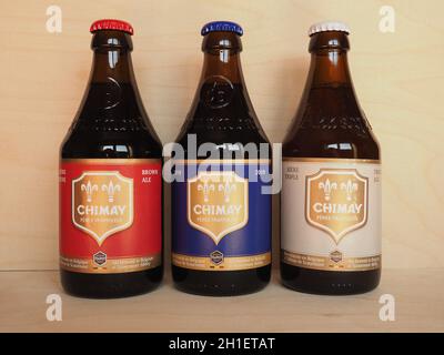 CHIMAY, BELGIQUE - VERS AVRIL 2020: Chimay bleu rouge et blanc bouteilles de bière Banque D'Images