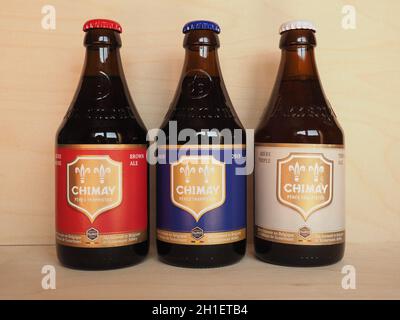 CHIMAY, BELGIQUE - VERS AVRIL 2020: Chimay bleu rouge et blanc bouteilles de bière Banque D'Images