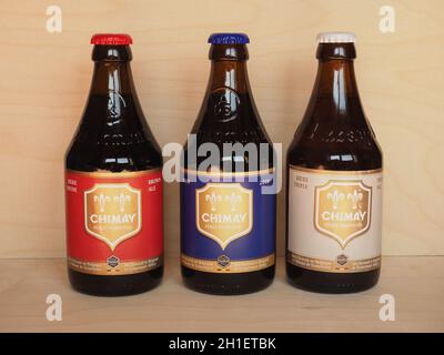 CHIMAY, BELGIQUE - VERS AVRIL 2020: Chimay bleu rouge et blanc bouteilles de bière Banque D'Images