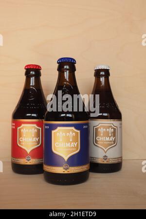 CHIMAY, BELGIQUE - VERS AVRIL 2020: Chimay bleu rouge et blanc bouteilles de bière Banque D'Images