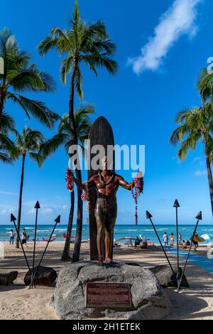 Statue du duc Paoa Kahanamoku, Waikiki Beach, Honolulu, Oahu, Hawaï Banque D'Images