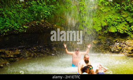 La Soufrière, Sainte-Lucie - 12 mai 2016 : les touristes de la baignade à la cascade au Jardin botanique à l'île de Sainte-Lucie à à mer des Caraïbes Banque D'Images