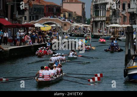 Les rameurs arrivent sur le canal de Cannaregio pour participer au Vogalonga à Venise, Italie, le 09 juin 2019.(MVS) Banque D'Images