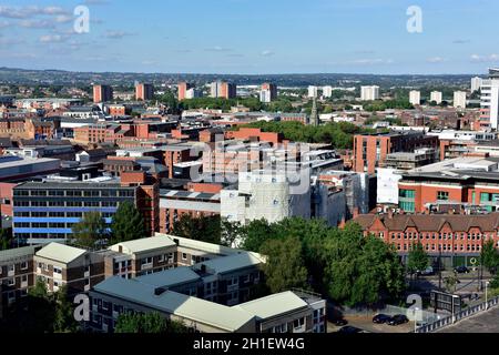 Vue sur les gratte-ciel de Birmingham avec des bâtiments et des immeubles résidentiels de l'autre côté du Royaume-Uni Banque D'Images