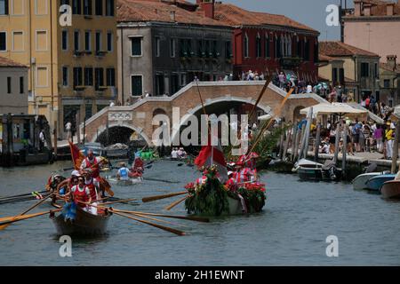 Les rameurs arrivent sur le canal de Cannaregio pour participer au Vogalonga à Venise, Italie, le 09 juin 2019.(MVS) Banque D'Images