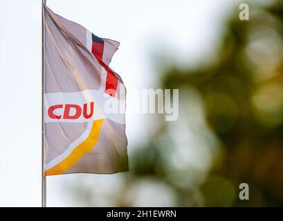 Berlin, Allemagne.18 octobre 2021.Le drapeau de la CDU se déferle dans le vent devant la maison Konrad Adenauer.Credit: Monika Skolimowska/dpa-Zentralbild/dpa/Alay Live News Banque D'Images