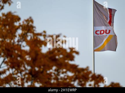 Berlin, Allemagne.18 octobre 2021.Le drapeau de la CDU se déferle dans le vent devant la maison Konrad Adenauer.Credit: Monika Skolimowska/dpa-Zentralbild/dpa/Alay Live News Banque D'Images