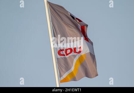 Berlin, Allemagne.18 octobre 2021.Le drapeau de la CDU se déferle dans le vent devant la maison Konrad Adenauer.Credit: Monika Skolimowska/dpa-Zentralbild/dpa/Alay Live News Banque D'Images