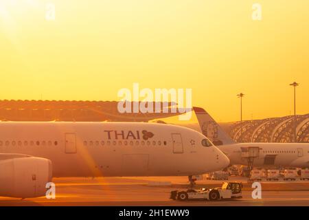 BANGKOK, THAÏLANDE-FÉVRIER 20, 2020 : Thai Airways Airlines. Avion passager stationné à l'aéroport de Suvarnabhumi. Gros plan avec tracteur à recul et Banque D'Images