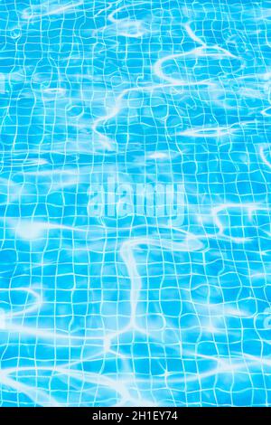 Eau de piscine claire, ondulations, surface bleue avec fond vertical ondulations Banque D'Images