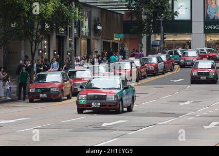 Hong Kong - le 23 avril 2017 : De nombreux véhicules de taxi rouge au niveau de la rue à Hong Kong, Chine. Banque D'Images